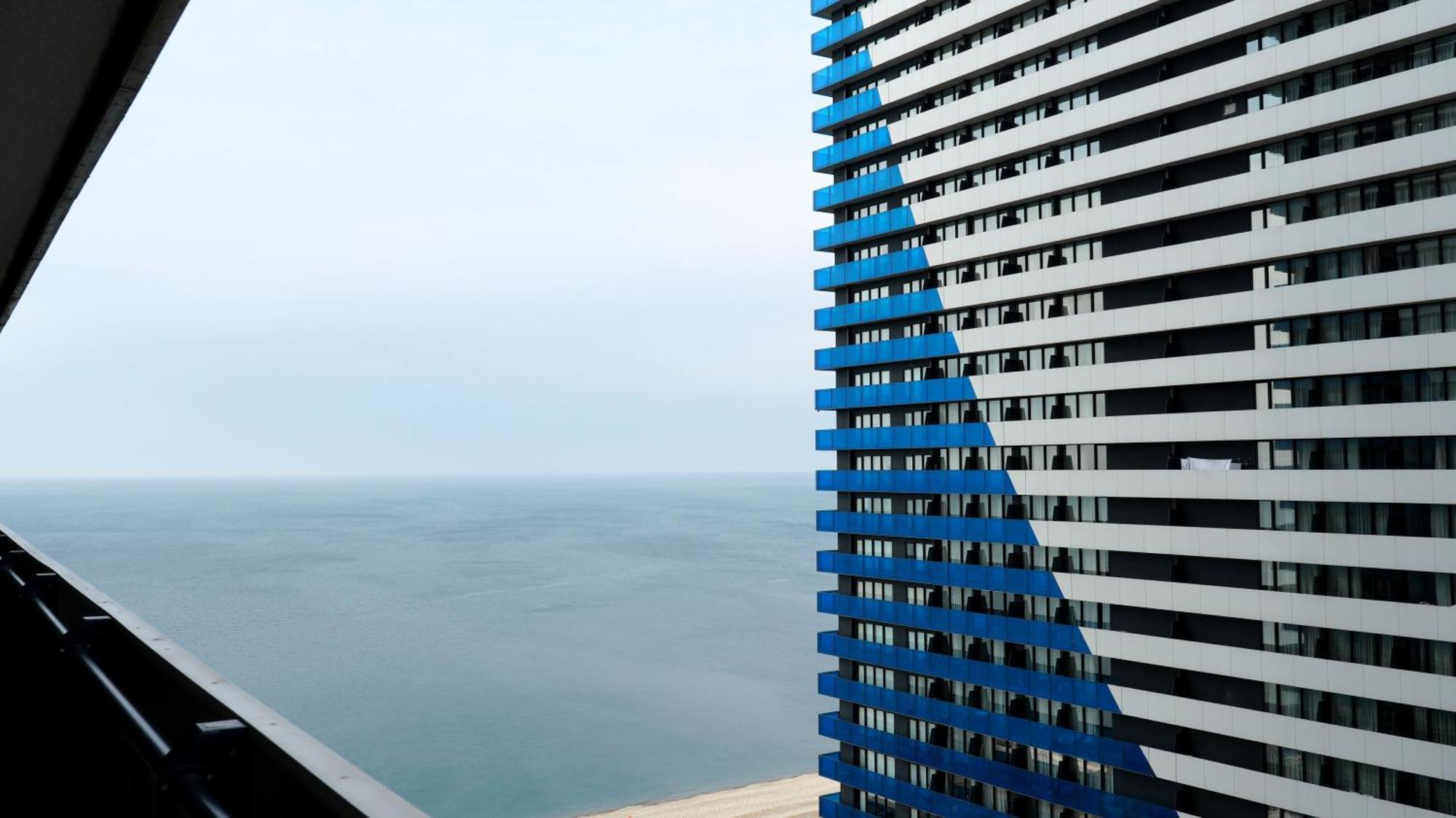 Lux Apart Hotel 555 バトゥーミ エクステリア 写真