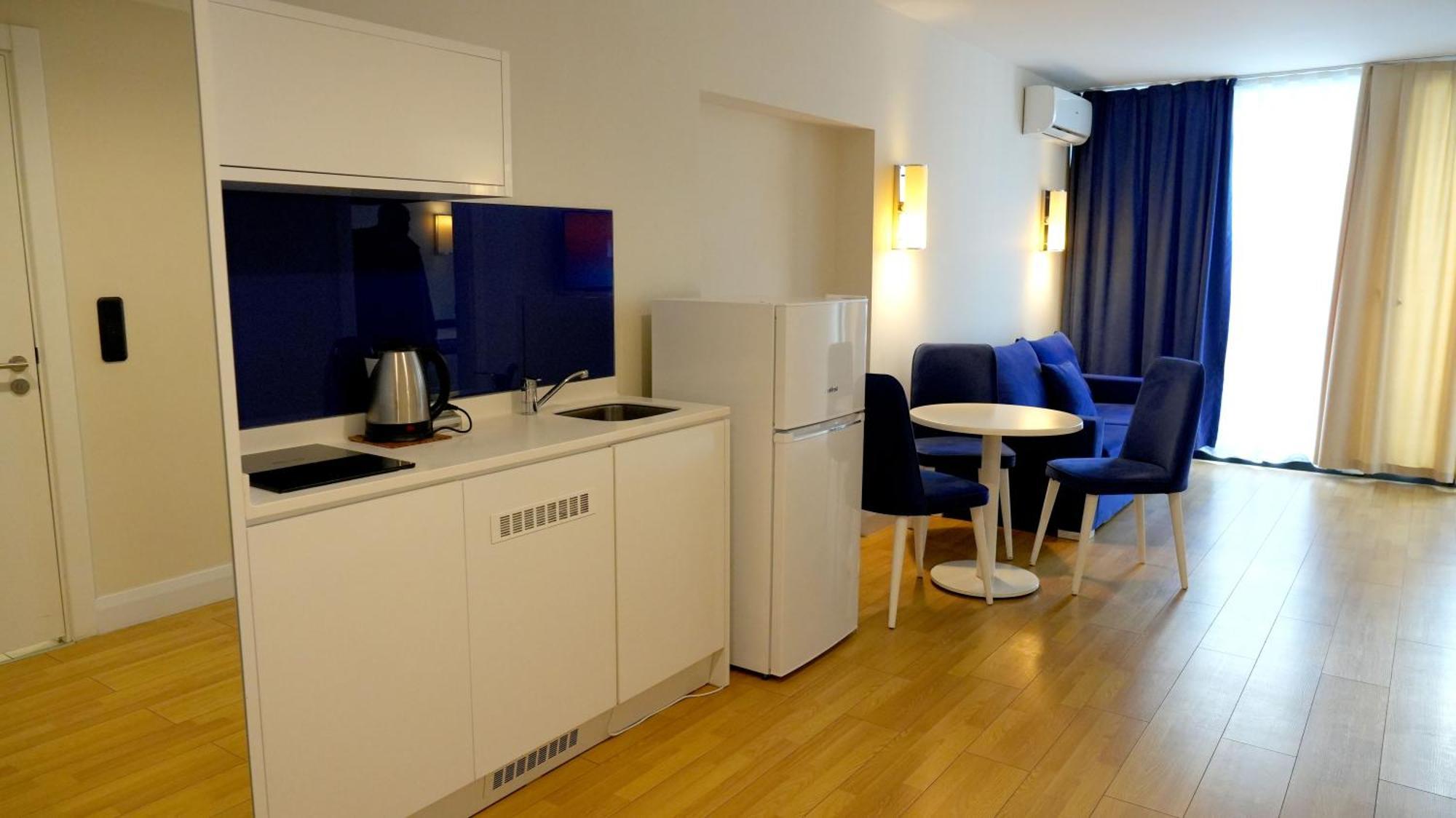 Lux Apart Hotel 555 バトゥーミ エクステリア 写真