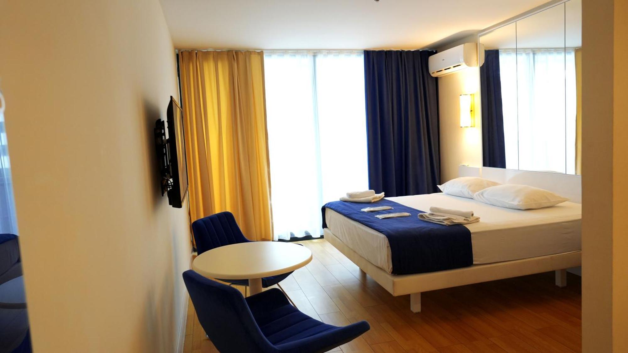 Lux Apart Hotel 555 バトゥーミ エクステリア 写真
