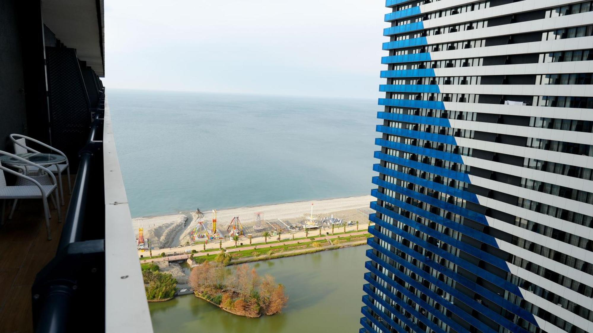 Lux Apart Hotel 555 バトゥーミ エクステリア 写真