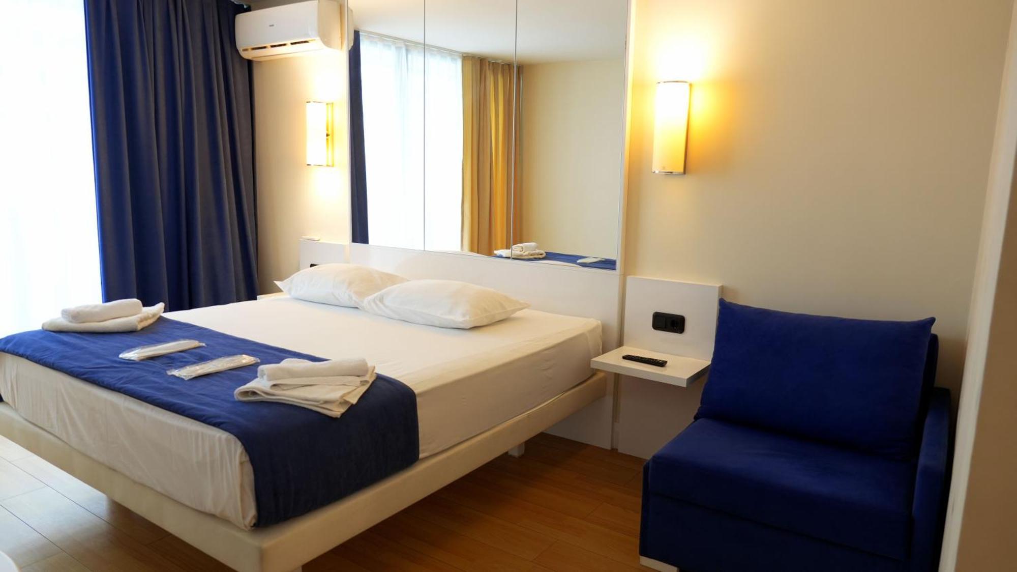 Lux Apart Hotel 555 バトゥーミ エクステリア 写真