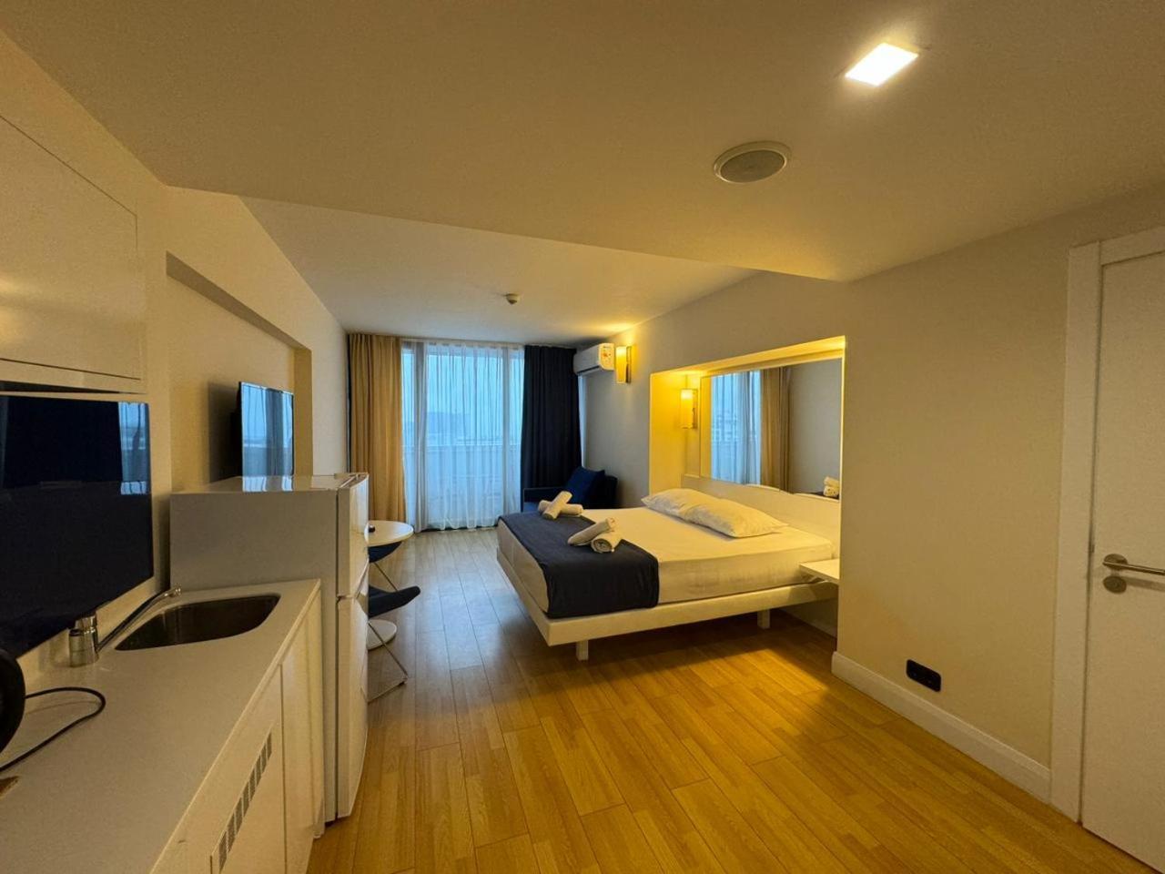 Lux Apart Hotel 555 バトゥーミ 部屋 写真
