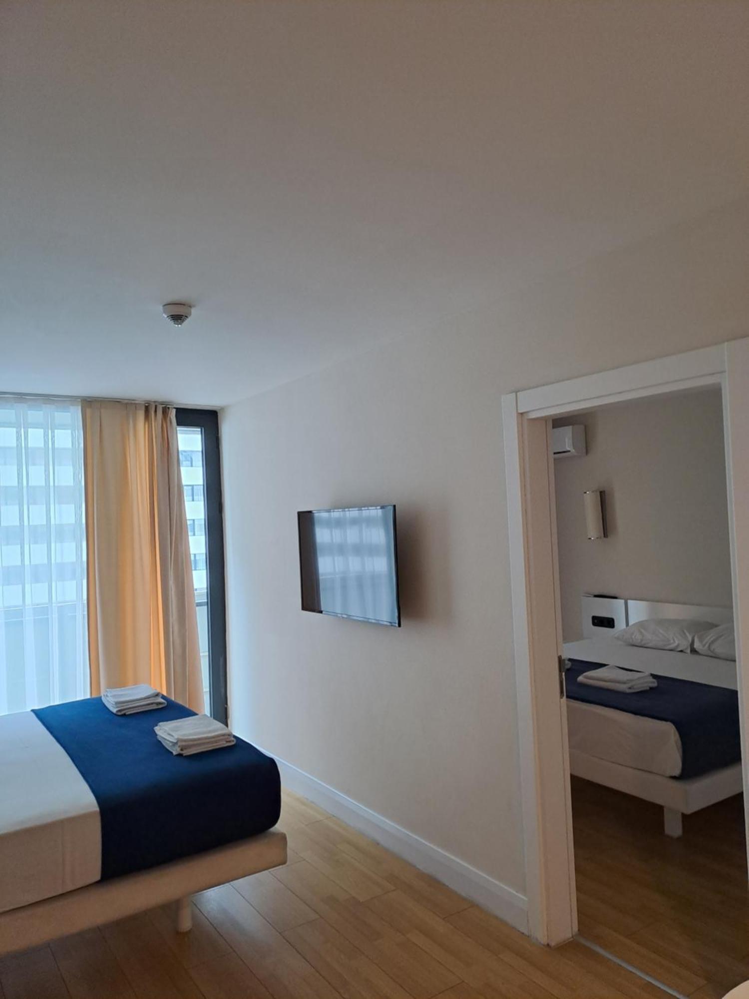Lux Apart Hotel 555 バトゥーミ 部屋 写真