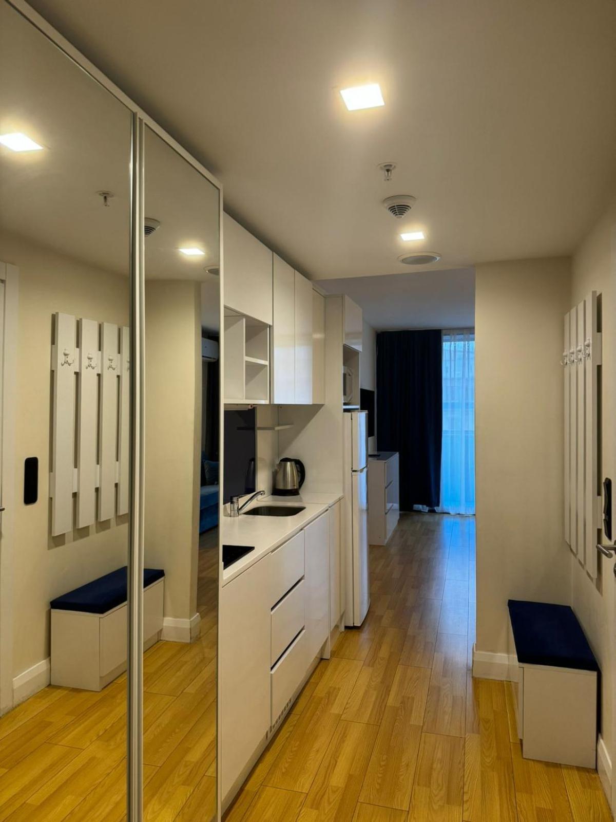 Lux Apart Hotel 555 バトゥーミ 部屋 写真