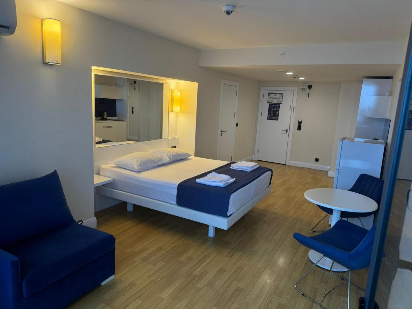 Lux Apart Hotel 555 バトゥーミ 部屋 写真