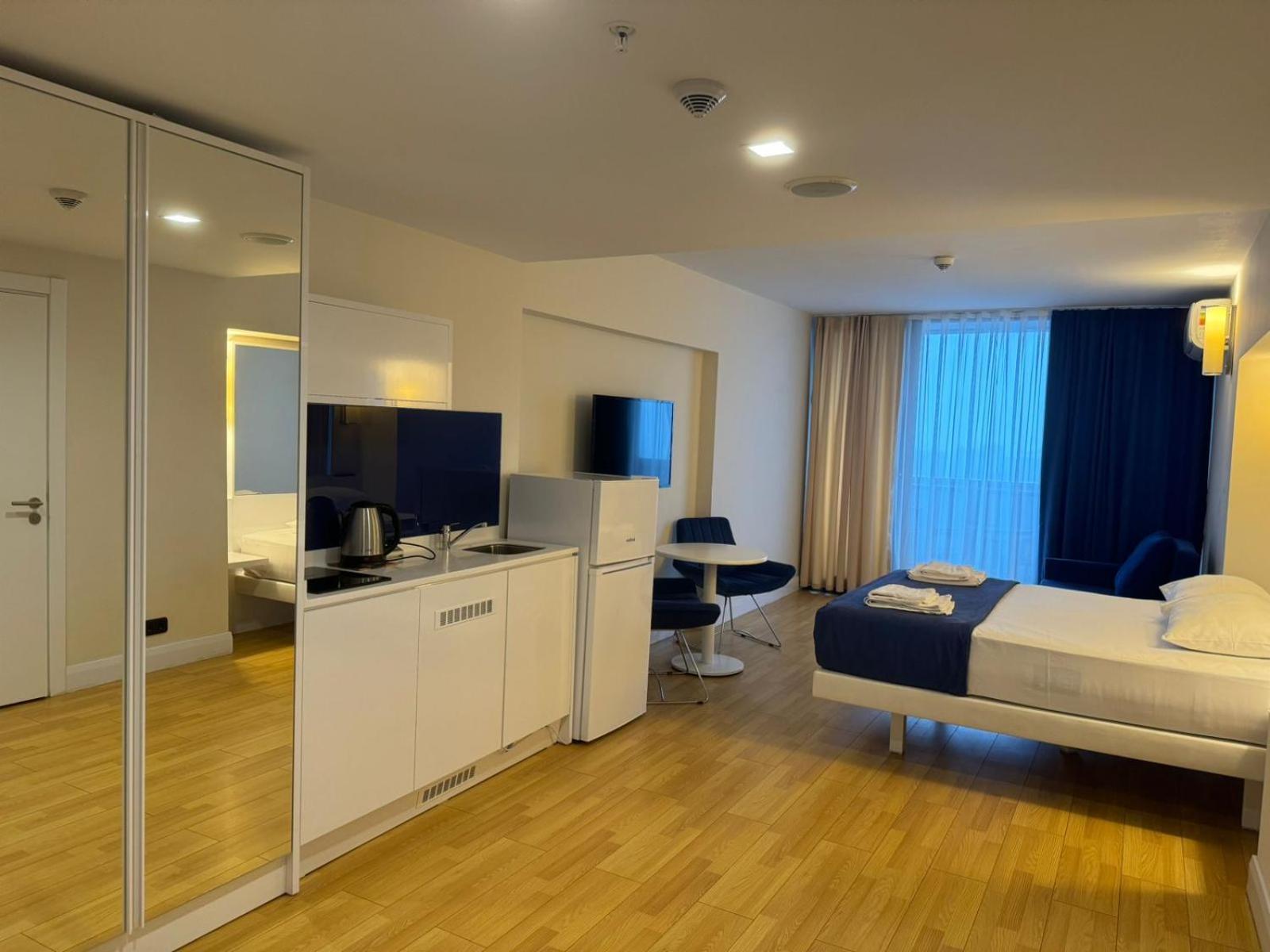 Lux Apart Hotel 555 バトゥーミ 部屋 写真