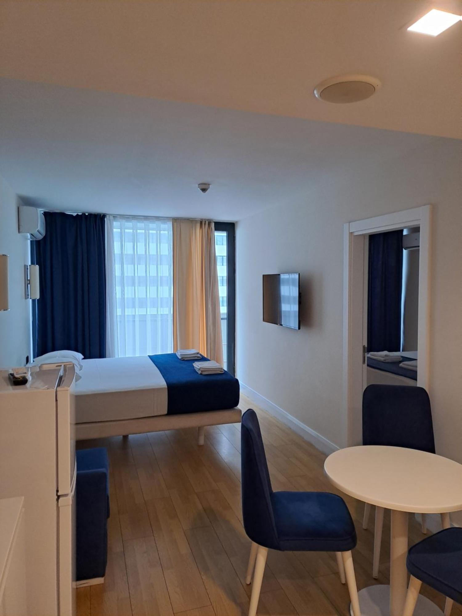 Lux Apart Hotel 555 バトゥーミ 部屋 写真