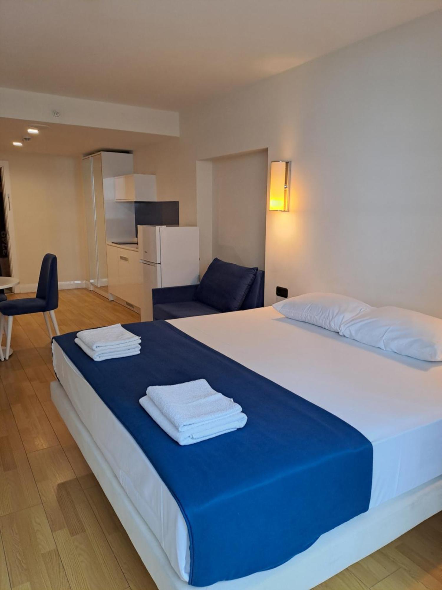 Lux Apart Hotel 555 バトゥーミ 部屋 写真