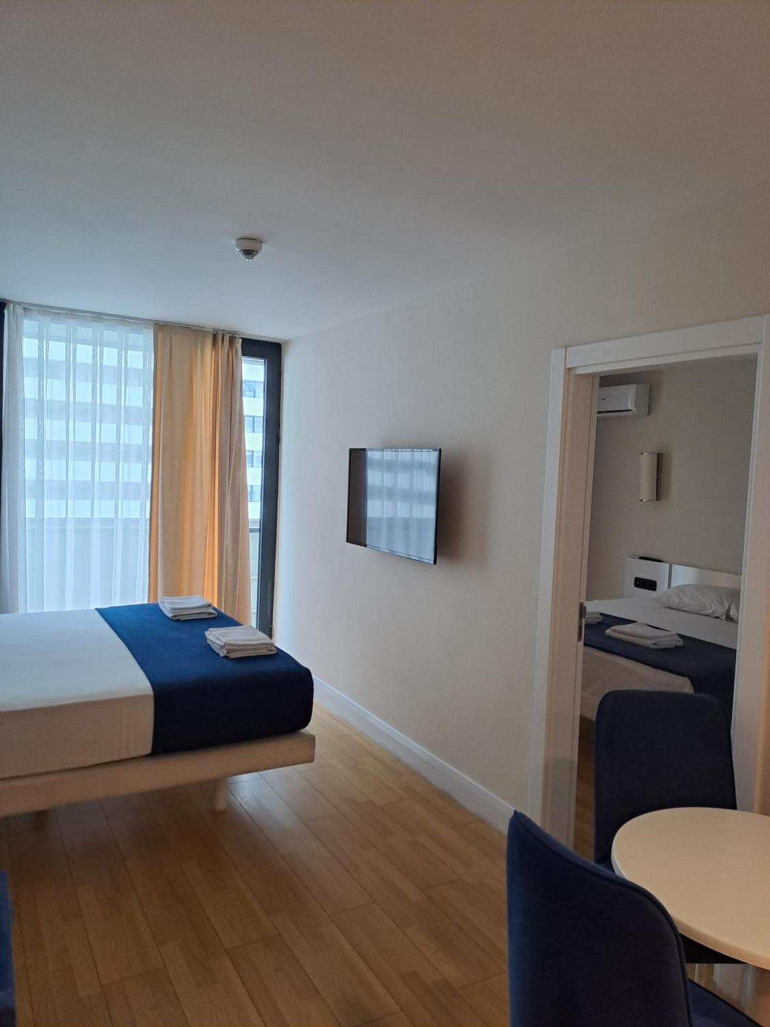 Lux Apart Hotel 555 バトゥーミ 部屋 写真