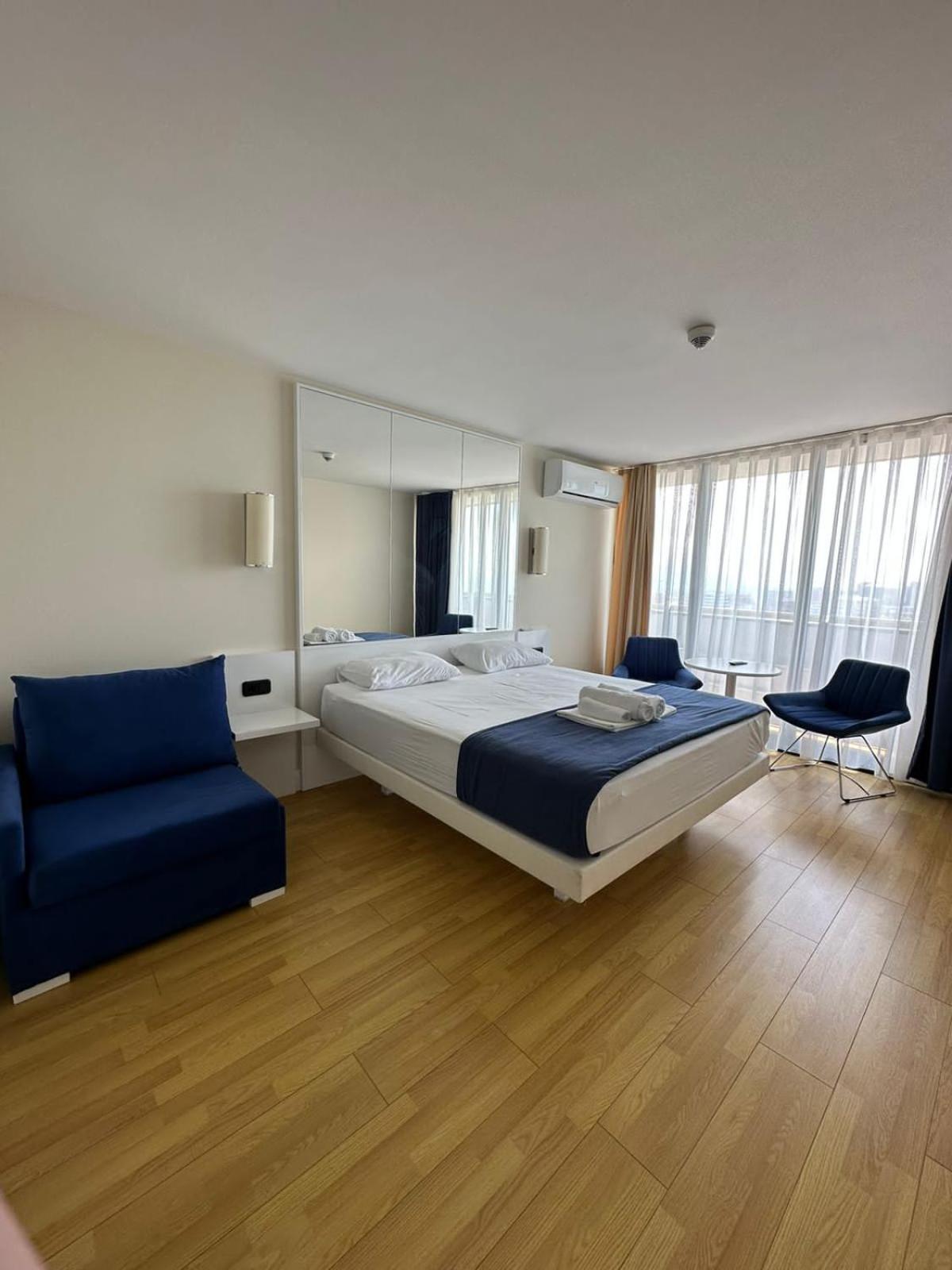 Lux Apart Hotel 555 バトゥーミ 部屋 写真