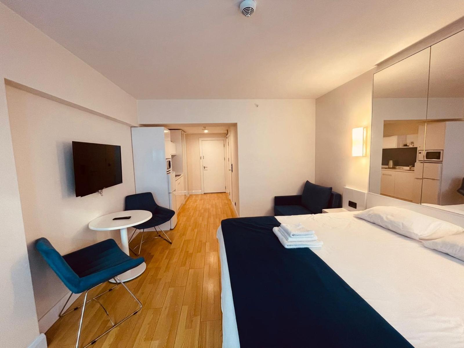 Lux Apart Hotel 555 バトゥーミ 部屋 写真