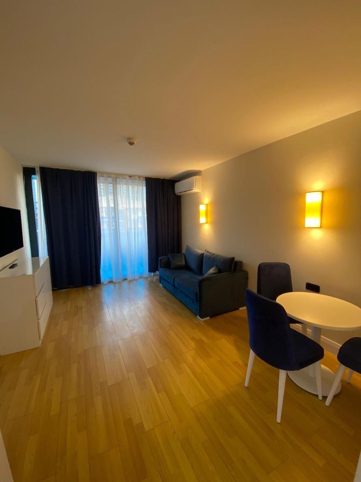 Lux Apart Hotel 555 バトゥーミ 部屋 写真