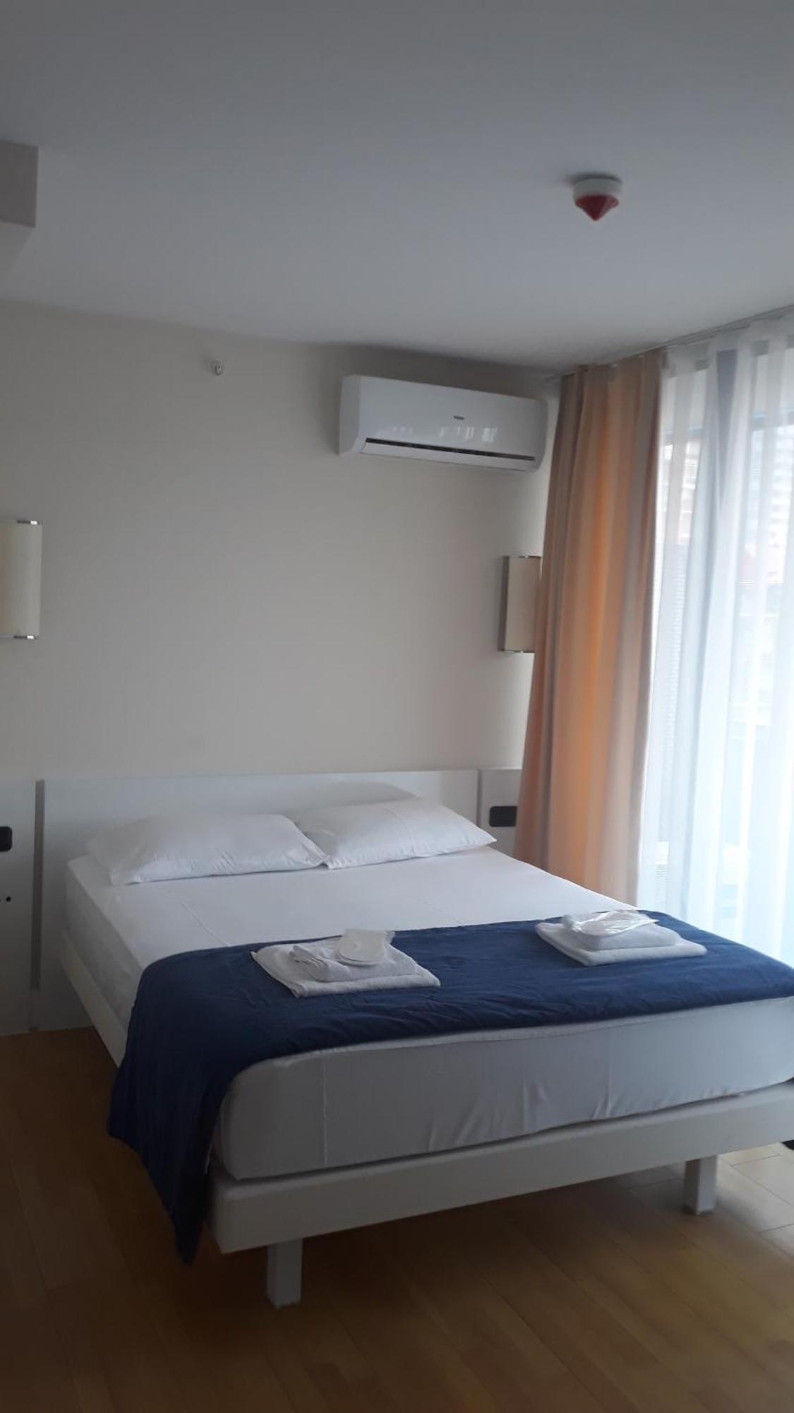 Lux Apart Hotel 555 バトゥーミ 部屋 写真
