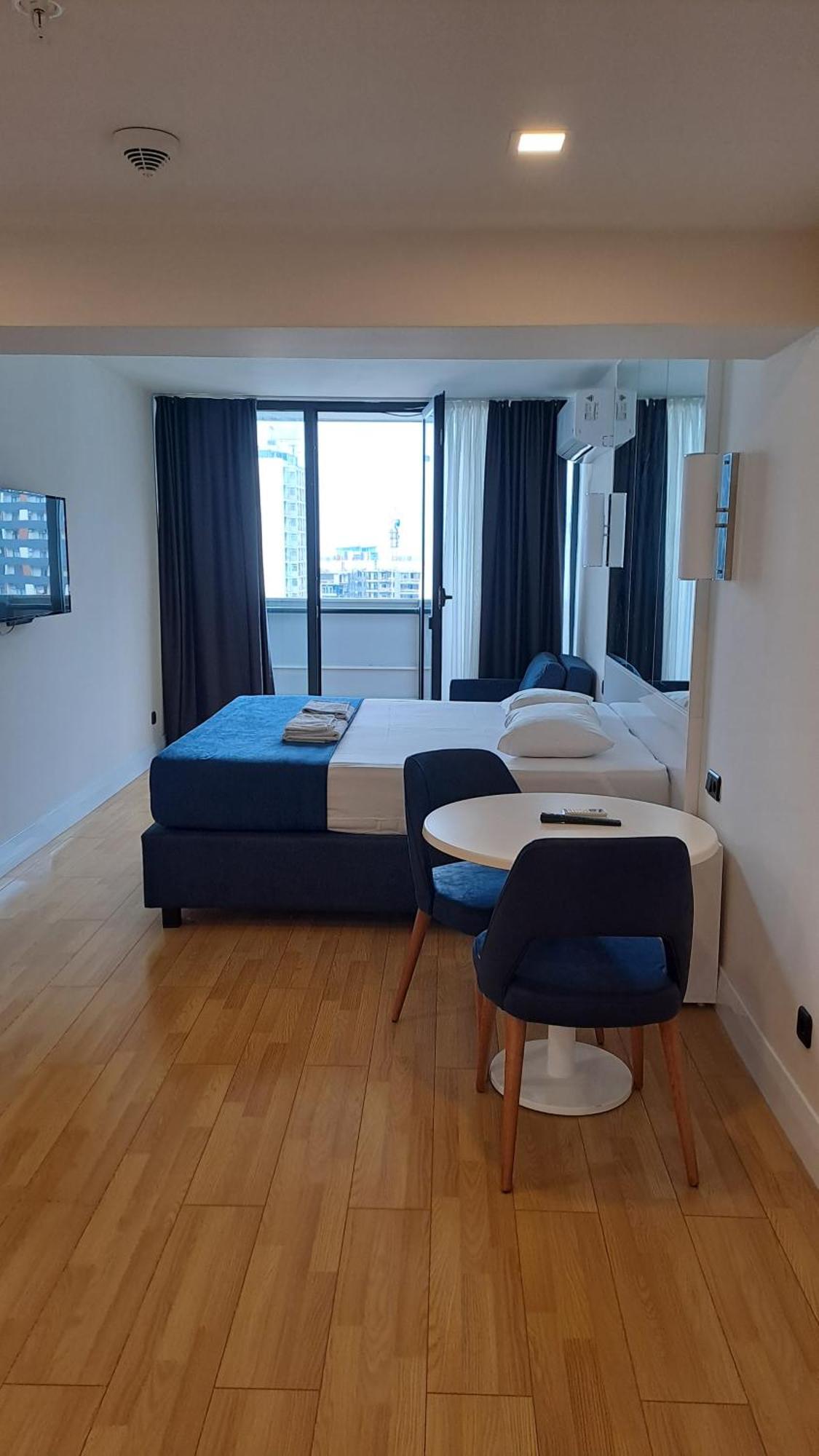 Lux Apart Hotel 555 バトゥーミ 部屋 写真