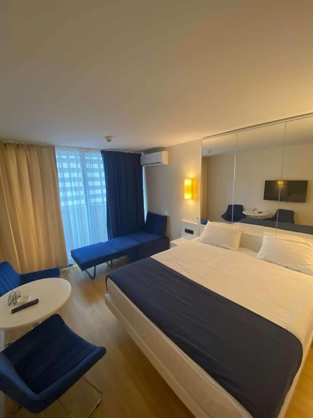 Lux Apart Hotel 555 バトゥーミ エクステリア 写真